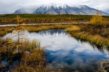 Deniz Baykal ve Sibirya dağlar bulutlar hava, Rusya ile