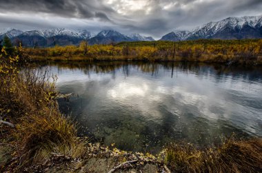 Deniz Baykal ve Sibirya dağlar bulutlar hava, Rusya ile