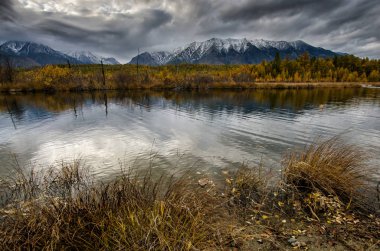 Deniz Baykal ve Sibirya dağlar bulutlar hava, Rusya ile
