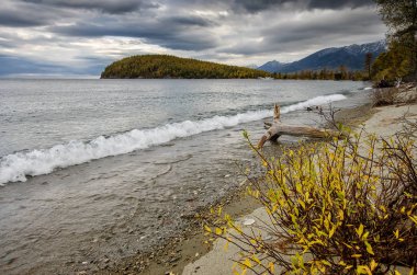 Deniz Baykal ve Sibirya dağlar bulutlar hava, Rusya ile