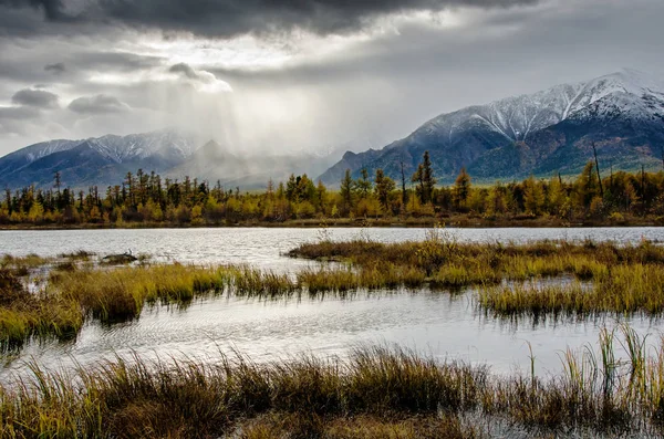 Deniz Baykal ve Sibirya dağlar bulutlar hava, Rusya ile