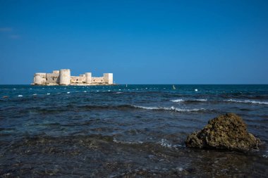 Yukarıdan Ortaçağ Kızkalesi Deniz Kalesi ya da su kalede bakirelerin görüntüleyin. Erdemli şehir ön planda