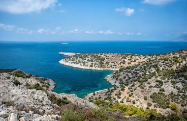 Çam ağaçları ile güzel sakin Körfezi ve mavi denizde güneşli sıcak yaz günü temizleyin. Akdeniz, Türkiye. Yukarıdan görüntülemek.