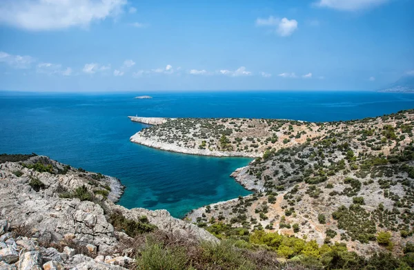 Çam ağaçları ile güzel sakin Körfezi ve mavi denizde güneşli sıcak yaz günü temizleyin. Akdeniz, Türkiye. Yukarıdan görüntülemek.