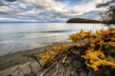 Deniz Baykal ve Sibirya dağlar bulutlar hava, Rusya ile