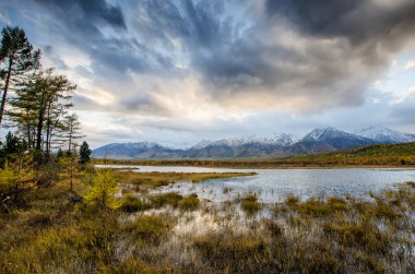 Deniz Baykal ve Sibirya dağlar bulutlar hava, Rusya ile