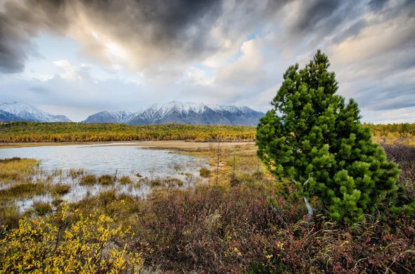 Bajkalsjön Och Bergen Sibirien Med Moln Väder Ryssland — Stockfoto