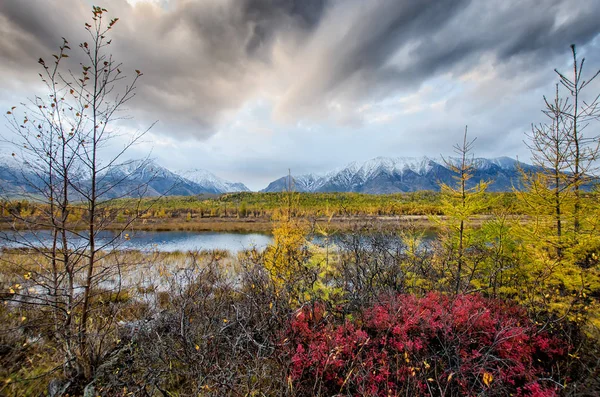 Deniz Baykal ve Sibirya dağlar bulutlar hava, Rusya ile