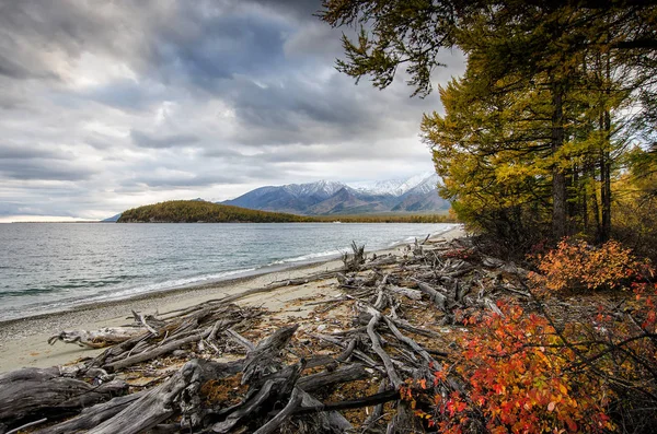 Deniz Baykal ve Sibirya dağlar bulutlar hava, Rusya ile