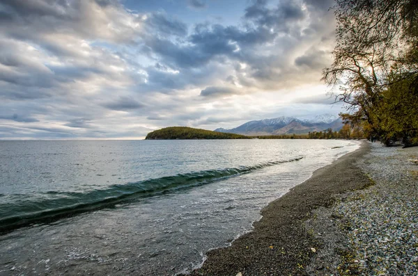 Deniz Baykal ve Sibirya dağlar bulutlar hava, Rusya ile