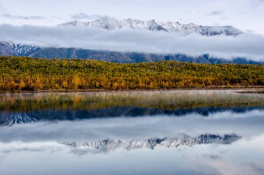 Deniz Baykal ve Sibirya dağlar bulutlar hava ve yansıma, Rusya Federasyonu