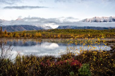 Deniz Baykal ve Sibirya dağlar bulutlar hava ve yansıma, Rusya Federasyonu