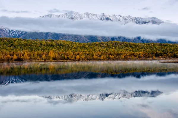 Jezero Bajkal Hory Sibiře Mraky Počasí Reflexe Rusko — Stock fotografie