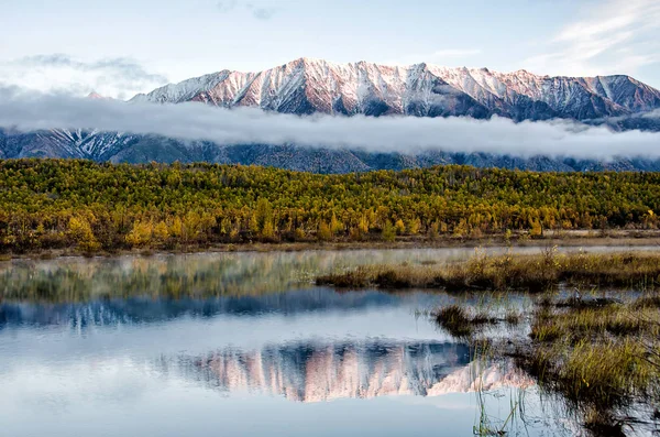 Bajkalsjön Och Bergen Sibirien Med Moln Väder Och Reflektion Ryssland — Stockfoto