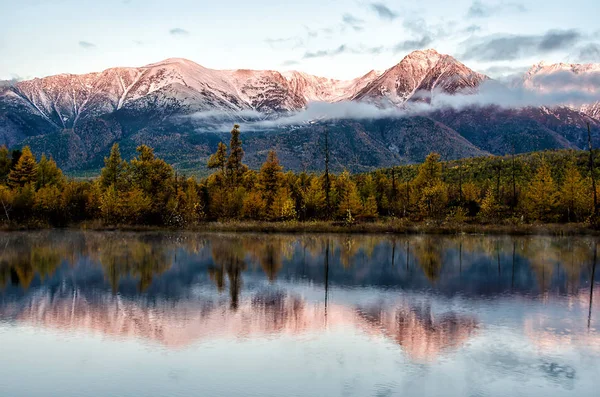 Bajkalsjön Och Bergen Sibirien Med Moln Väder Och Reflektion Ryssland — Stockfoto