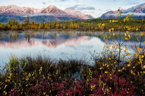 Deniz Baykal ve Sibirya dağlar bulutlar hava ve yansıma, Rusya Federasyonu