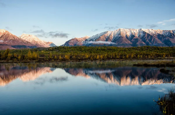 Bajkalsjön Och Bergen Sibirien Med Moln Väder Och Reflektion Ryssland — Stockfoto