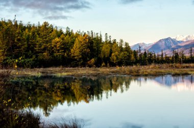 Deniz Baykal ve Sibirya dağlar bulutlar hava ve yansıma, Rusya Federasyonu