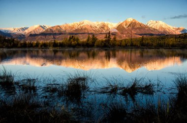 Deniz Baykal ve Sibirya dağlar bulutlar hava ve yansıma, Rusya Federasyonu