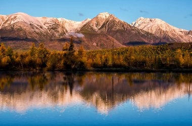Deniz Baykal ve Sibirya dağlar bulutlar hava ve yansıma, Rusya Federasyonu