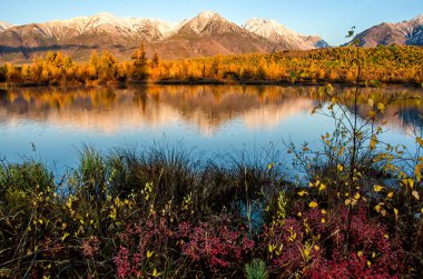 Deniz Baykal ve Sibirya dağlar bulutlar hava ve yansıma, Rusya Federasyonu