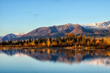 Deniz Baykal ve Sibirya dağlar bulutlar hava ve yansıma, Rusya Federasyonu