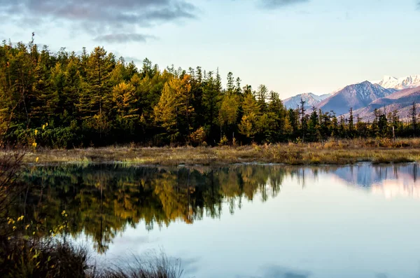 Deniz Baykal ve Sibirya dağlar bulutlar hava ve yansıma, Rusya Federasyonu