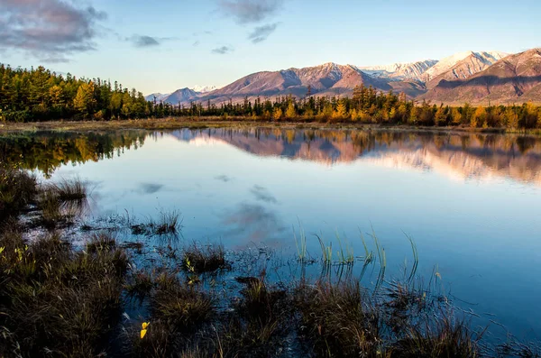 Deniz Baykal ve Sibirya dağlar bulutlar hava ve yansıma, Rusya Federasyonu