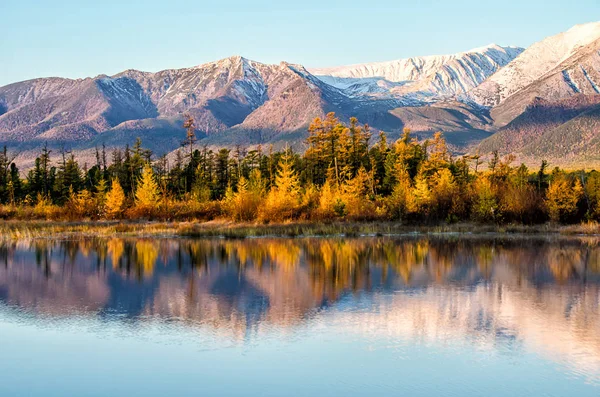 Deniz Baykal ve Sibirya dağlar bulutlar hava ve yansıma, Rusya Federasyonu