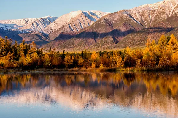 Bajkalsjön Och Bergen Sibirien Med Moln Väder Och Reflektion Ryssland — Stockfoto