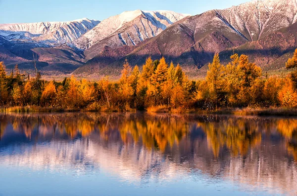 Deniz Baykal ve Sibirya dağlar bulutlar hava ve yansıma, Rusya Federasyonu