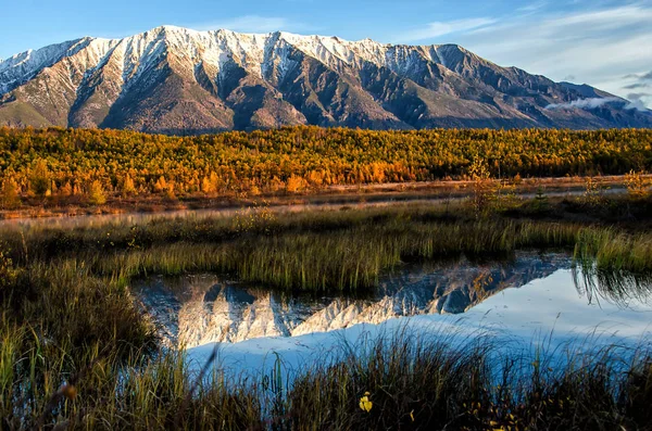 Deniz Baykal ve Sibirya dağlar bulutlar hava ve yansıma, Rusya Federasyonu