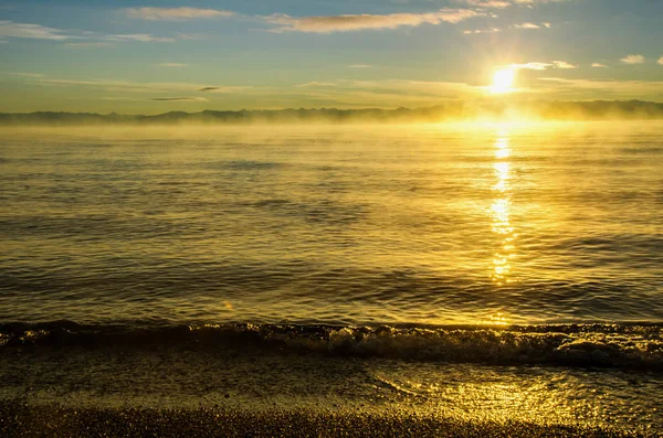 Утренний туман на озере, снимок восхода солнца — стоковое фото