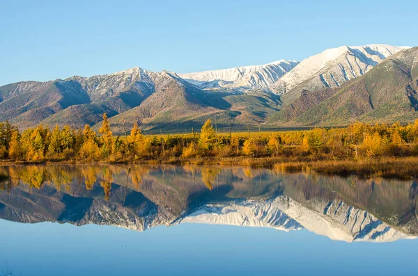 Jezero a hory Sibiře s odleskem — Stock fotografie