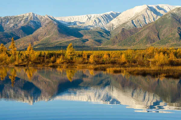 Sjön och bergen i Sibirien med reflektion — Stockfoto