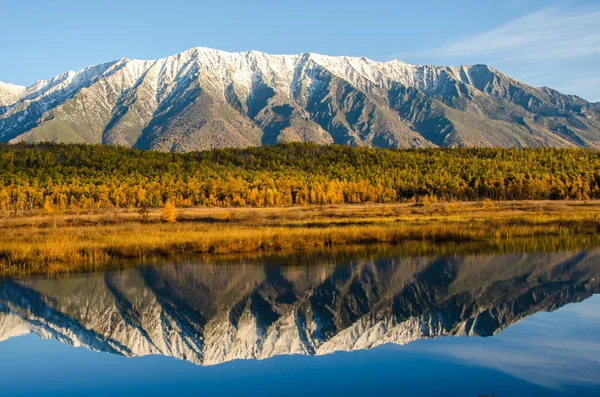 Озеро и горы Сибири с отражением — стоковое фото