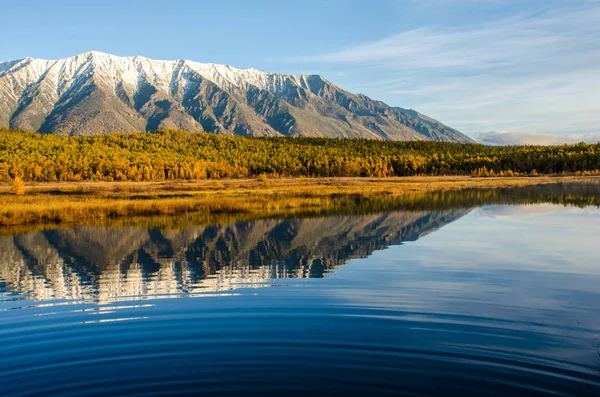 Bajkalsjön Och Bergen Sibirien Med Moln Väder Och Reflektion Ryssland — Stockfoto