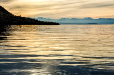 Dağ ve deniz yukarıda güzel gün batımı