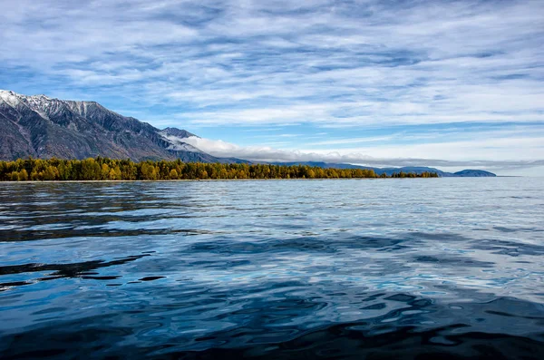 Landskap - molnig himmel i pastellfärger för din design. Romantiska seascape - havet med silhuetter av blue hills i en dimma och falla skog — Stockfoto