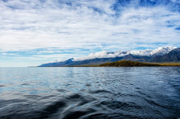 Paisaje de las montañas - cielo nublado en colores pastel para su diseño. Paisaje marino romántico - vista al mar con siluetas de colinas azules en un bosque de niebla y otoño — Foto de Stock