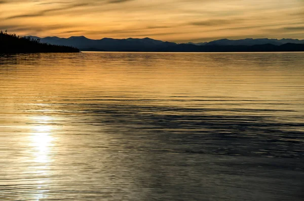 Vackra solnedgången över havet och berget — Stockfoto