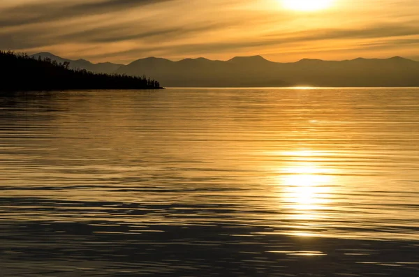 Bel tramonto sopra il mare e la montagna — Foto Stock