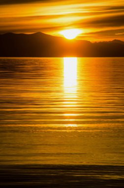 Dağ ve deniz yukarıda güzel gün batımı