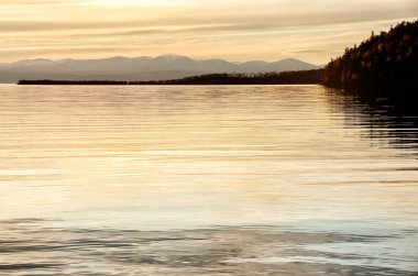 Dağ ve deniz yukarıda güzel gün batımı