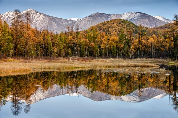 Deniz Baykal ve Sibirya dağlar bulutlar hava ve yansıma, Rusya Federasyonu