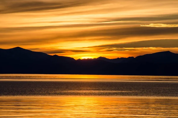 Прекрасний захід сонця над морем і горою — стокове фото
