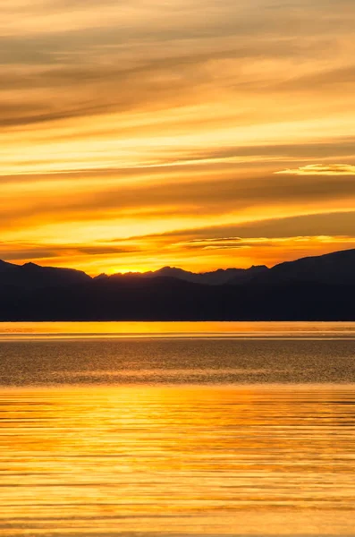 Indah matahari terbenam di atas laut dan gunung — Stok Foto