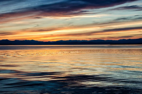 Hermosa puesta de sol sobre el mar y la montaña —  Fotos de Stock