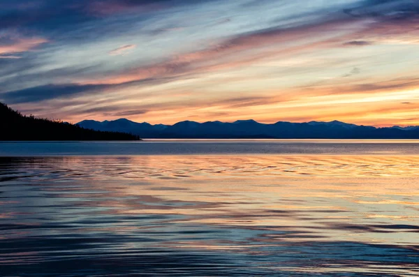 Vackra solnedgången över havet och berget — Stockfoto