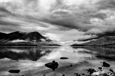 Dağ gölü taşlar ve yansıma Siyah-Beyaz Rusya, Sibirya, Baykal Gölü yakınındaki Buryatiya Froliha